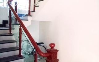 Cầu thang gỗ kính tại Ứng Hòa